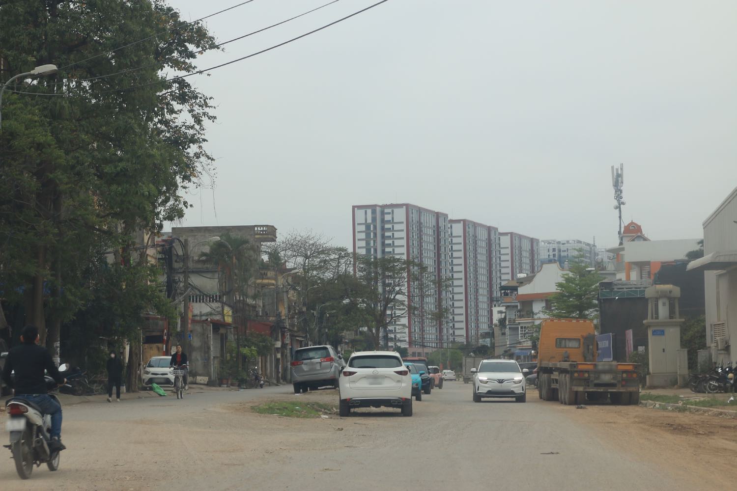 Một đoạn tuyến hiện là nơi đỗ xe của người dân. Ảnh: Khánh An