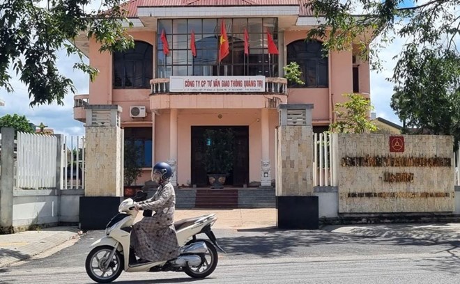 El contratista es la empresa de consultoria de transporte de Quang Tri, que fue descubierta por fraude en la licitacion. Imagen de H.T