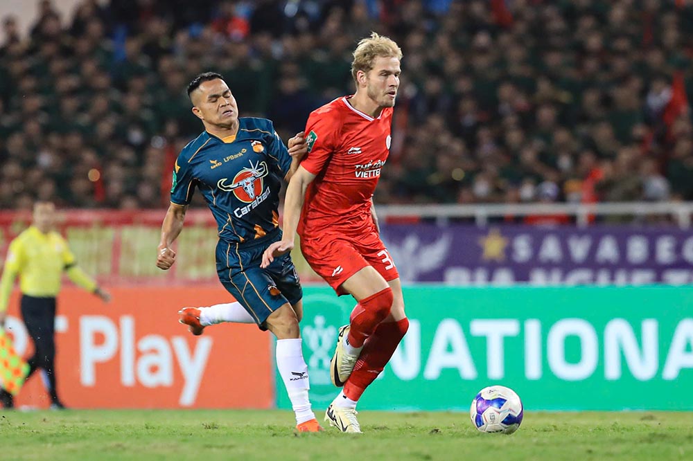 Dung Quang Nho (left) is 1 of 8 players banned from playing in round 17 of V.League 2024-2025. Photo: Minh Dan