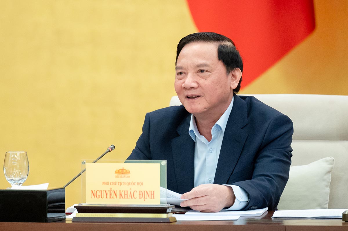 Member of the Party Central Committee, Vice Chairman of the National Assembly Nguyen Khac Dinh requested a timely review and final settlement of complaints and denunciations pending at the grassroots level. Photo: Quochoi.vn