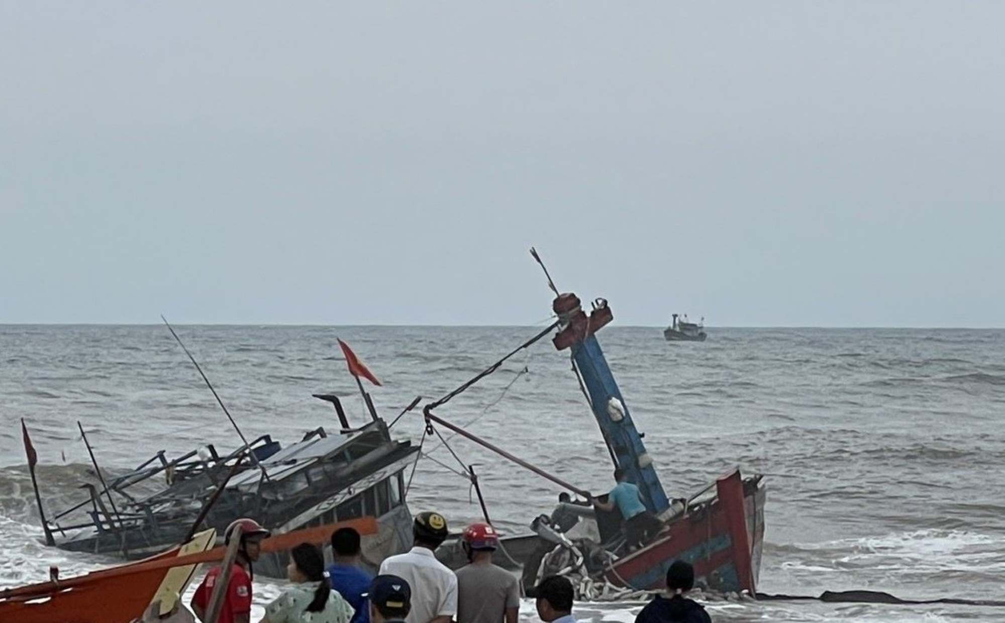 Warning of rough seas in the Central region, risk of ship sinking at sea. Illustrative photo