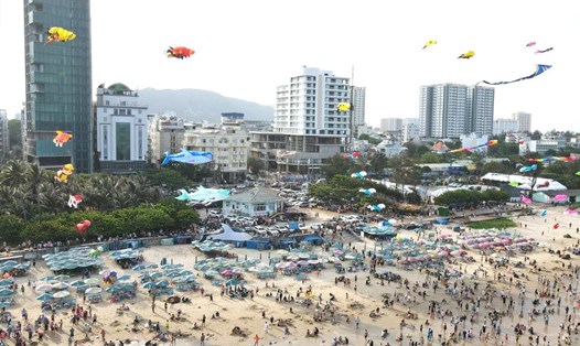 Những cánh diều đầy màu sắc trên bãi biển Vũng Tàu trong một kỳ nghỉ lễ. Ảnh minh họa: Nguyễn Hồ