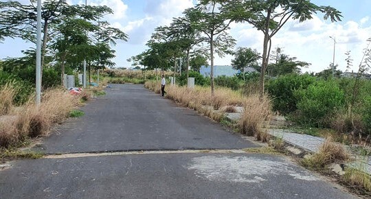 El area urbana de Hoa Binh, Bac Lieu, la infraestructura esta terminada, pero hace mas de un año que no hay nombres de calles, tablas de precios de la tierra, por lo que los inversores no pueden dar nombres a los clientes. Imagen de un lago en Japon