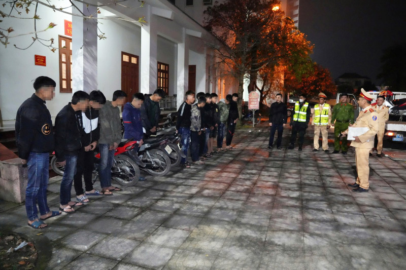 El grupo de jovenes que violan el orden de transito fue detectado y detenido por el 373o Cuerpo de Policia de Seguridad. Imagen: Seguridad Publica