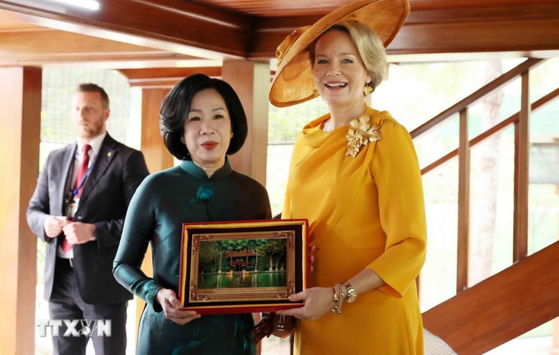Ms. Nguyen Thi Minh Nguyet, wife of President Luong Cuong, presented Queen of Belgium Mathilde with a painting of Uncle Ho's Dorsal House. Photo: VNA