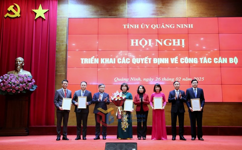 Leaders of Quang Ninh province presented decisions to appoint leaders of departments and branches after the merger. Photo: Quang Ninh Provincial Media Center