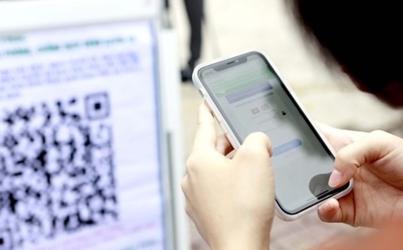 Customers need to pay attention when transferring money to avoid mistaken transfers. Illustrative photo: B.T