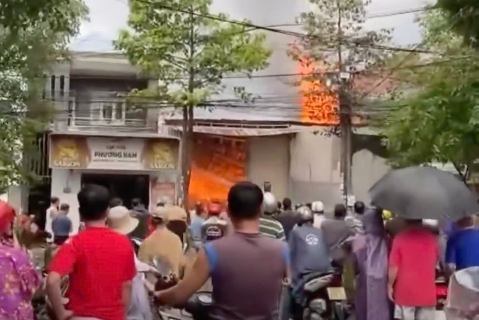 The scene of the fire in Tan Phong ward, Bien Hoa city, Dong Nai. Photo cut from clip
