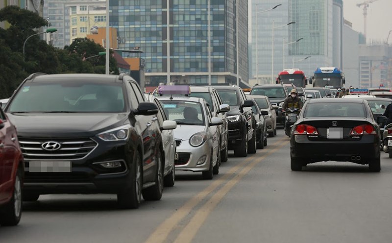 Hanoi was assigned to build a roadmap to collect fees for cars entering the central area during rush hour. Illustrative photo: Hai Nguyen