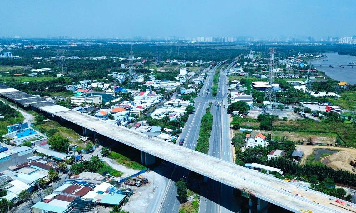 Nguyen Huu Tho Street intersects with Ben Luc - Long Thanh Expressway. Photo: Minh Quan