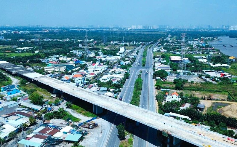 Nguyen Huu Tho Street intersects with Ben Luc - Long Thanh Expressway. Photo: Minh Quan