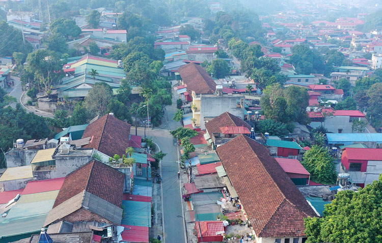 Muchos hogares a lo largo de la ruta 23.9 en el distrito de Pom Han (ciudad de Lao Cai, provincia de Lao Cai) estan amenazados por el deslizamiento. Imagen: Descargar