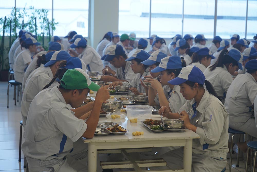 Muchas empresas aumentan sus tarifas, aumentan sus tarifas cuando tienen que trabajar mas para asegurar la salud de los trabajadores. Ilustracion de la mañana