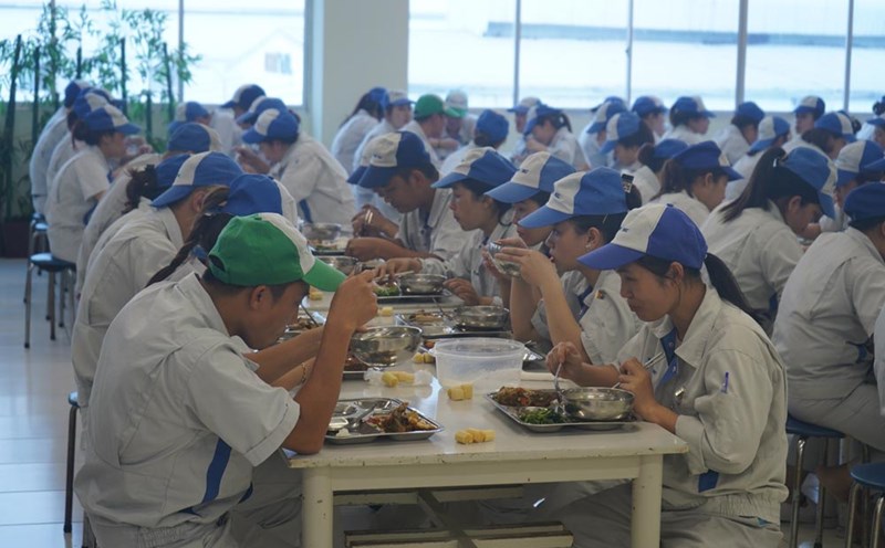 The business is often difficult to raise the number of workers when they have to work on the side to ensure the health of workers. Illustrative photo: Hoang Khoi