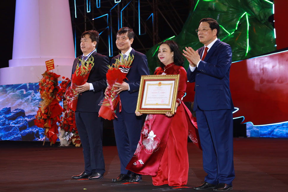 Head of the Central Internal Affairs Commission Phan Dinh Trac presented the decision to award the First Class Labor Medal to the Party Committee, government and people of Phu Yen province. Photo: Xuan An