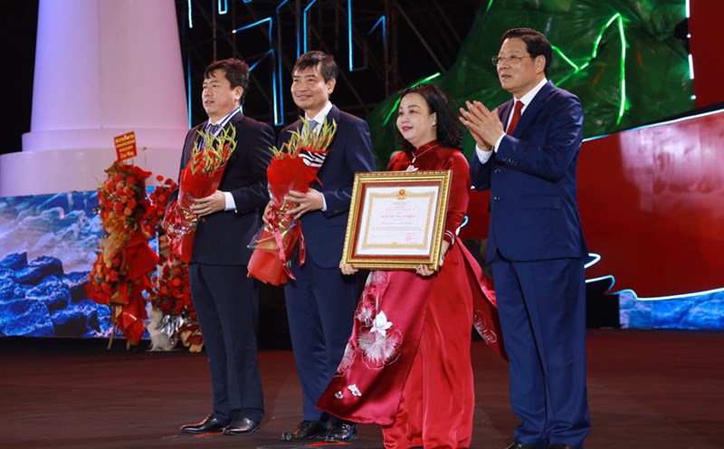 Head of the Central Internal Affairs Commission Phan Dinh Trac presented the decision to award the First Class Labor Medal to the Party Committee, government and people of Phu Yen province. Photo: Xuan An