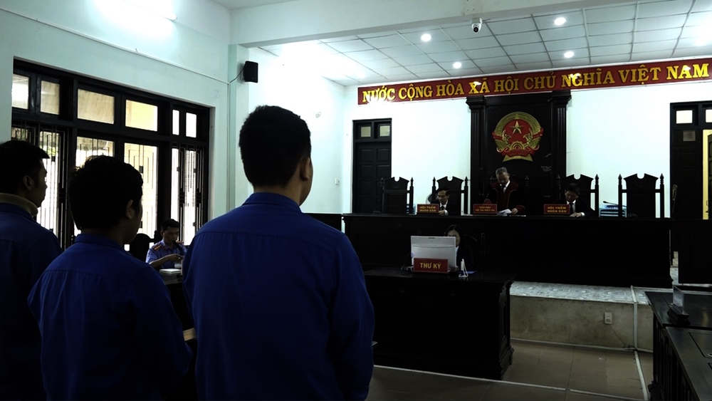 El tribunal juzgo a tres jovenes en Hue por vender drogas.