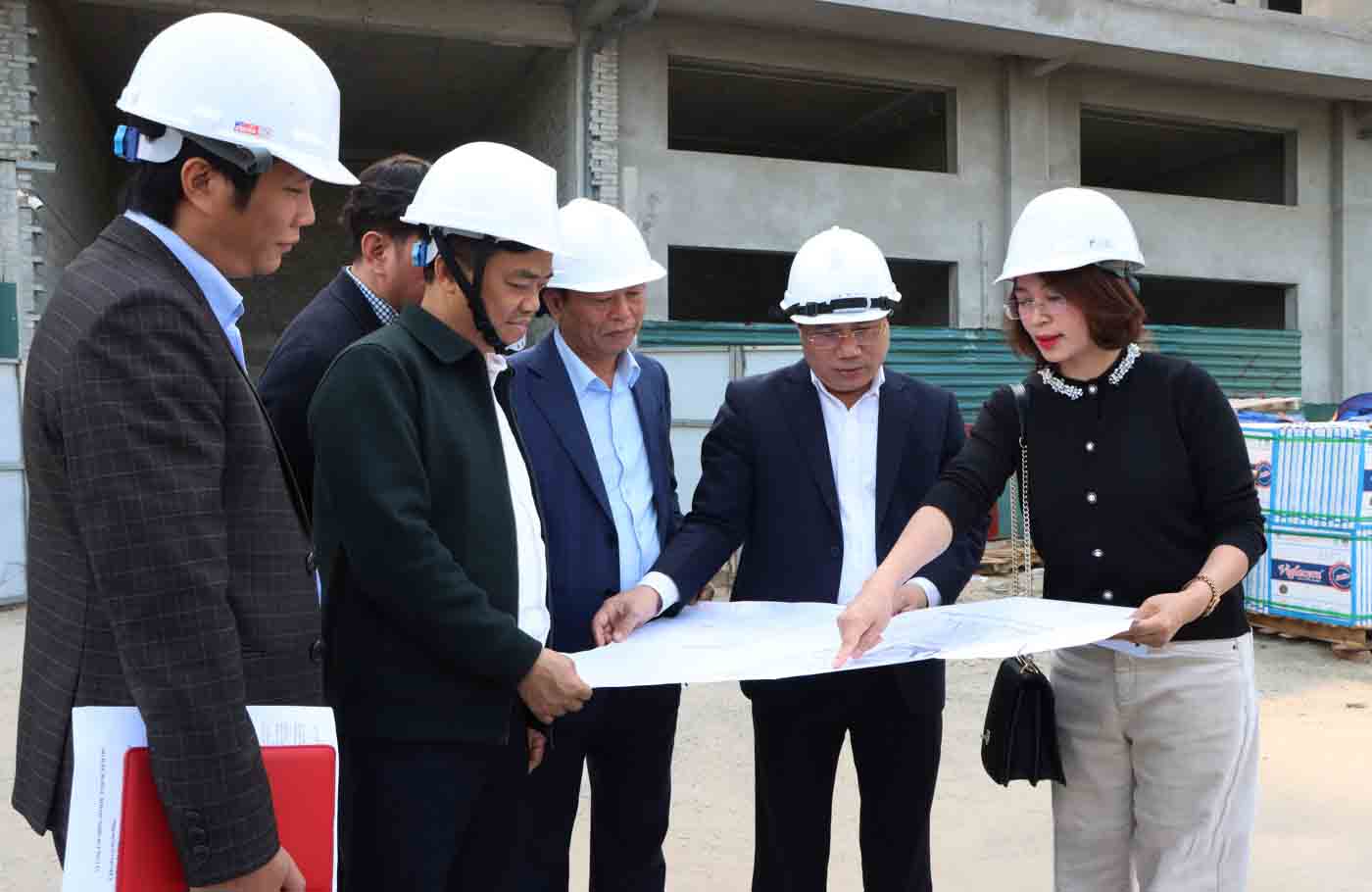 El viceministro de la Construccion, Nguyen Van Sinh (segundo desde la derecha) y el vicepresidente de la Junta de la Provincia de Bac Ninh, Ngo Tan Phuong (tercero desde la derecha) inspeccionan en el Complejo de Viviendas para Trabajadores y Comercio, el servicio de la empresa civil Yen Phong. Foto: Puerta de la ciudad de Nanning