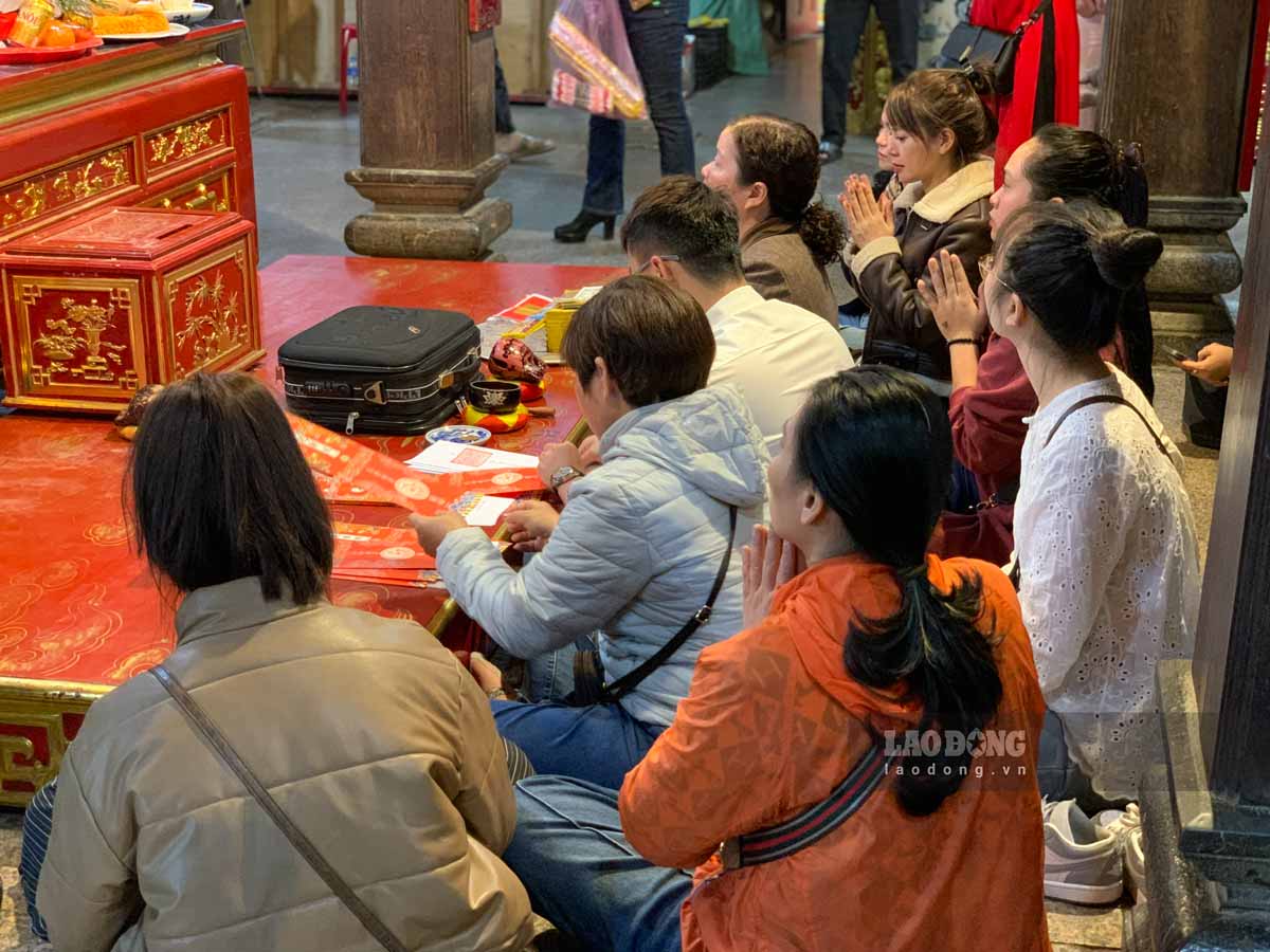 El pueblo acudio a la fiesta de las cabañas para celebrar la prosperidad y la paz. Imagen: Salario de las leche