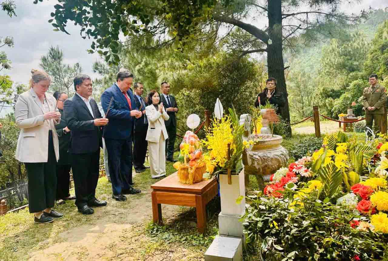 US Ambassador Marc Knapper paid respect to General Vo Nguyen Giap's tomb. Photo: Cong Sang.