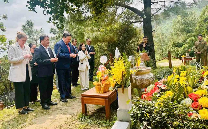 US Ambassador Marc Knapper paid respect to General Vo Nguyen Giap's tomb. Photo: Cong Sang.