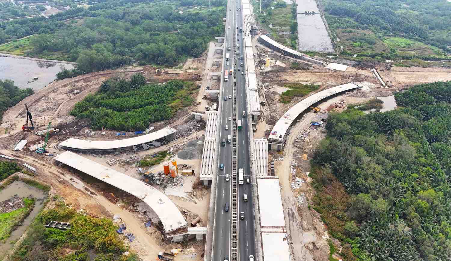 Construction of the Ring Road 3 intersection with the Ho Chi Minh City - Long Thanh Expressway. Photo: Minh Quan