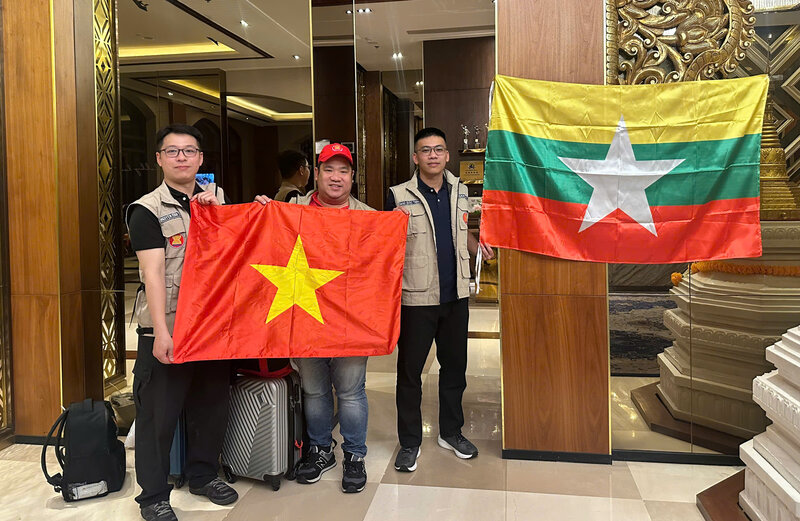 3 funcionarios de la Direccion de Manejo de Emergencias y Prevencion, se reunieron en Yangon, Myanmar antes de trasladarse a las localidades despues del terremoto. Foto: Departamento de Manejo y Prevencion de Desastres, Resistencia a las Provisiones