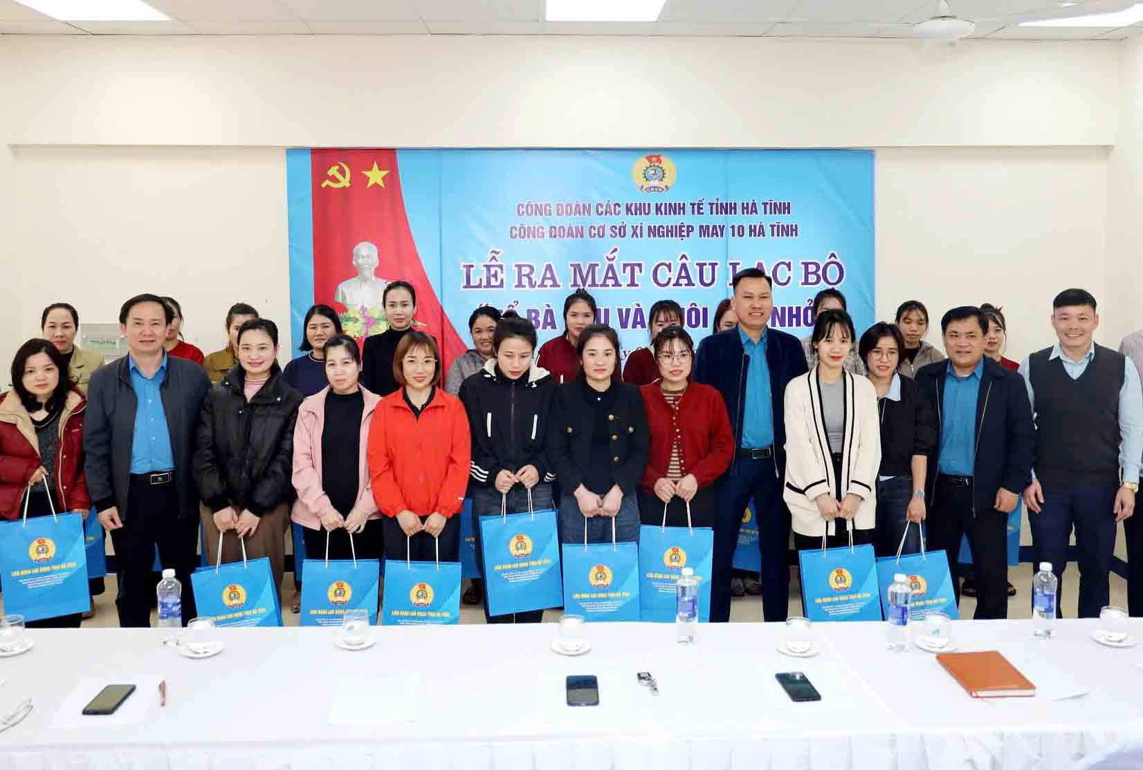 La Asociacion de Madres de Embarazo y Crianza de Niños de Ha Tinh entrego regalos a sus miembros en la ceremonia de lanzamiento del Club de Madres de Embarazo y Crianza de Niños de Ha Tinh. Foto: El Castillo de la Reina.