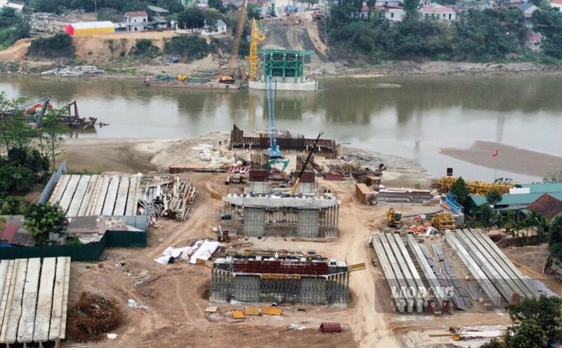The pillars of the new Phong Chau bridge have begun to take shape. Photo: To Cong