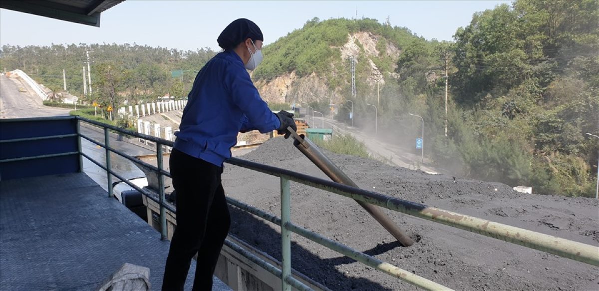 Tomar muestras de carbon para su inspeccion antes de que el carbon sea embarcado en el puerto de la aldea de Khanh, la empresa de reclutamiento de carbon Hon Gai. Imagen de Nguyen Hung