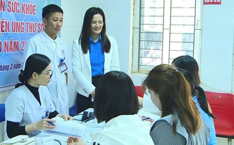 Phuc Tho District Labor Federation coordinated with the District General Hospital to organize health check-ups and cancer screening for workers. Photo: Trade Union