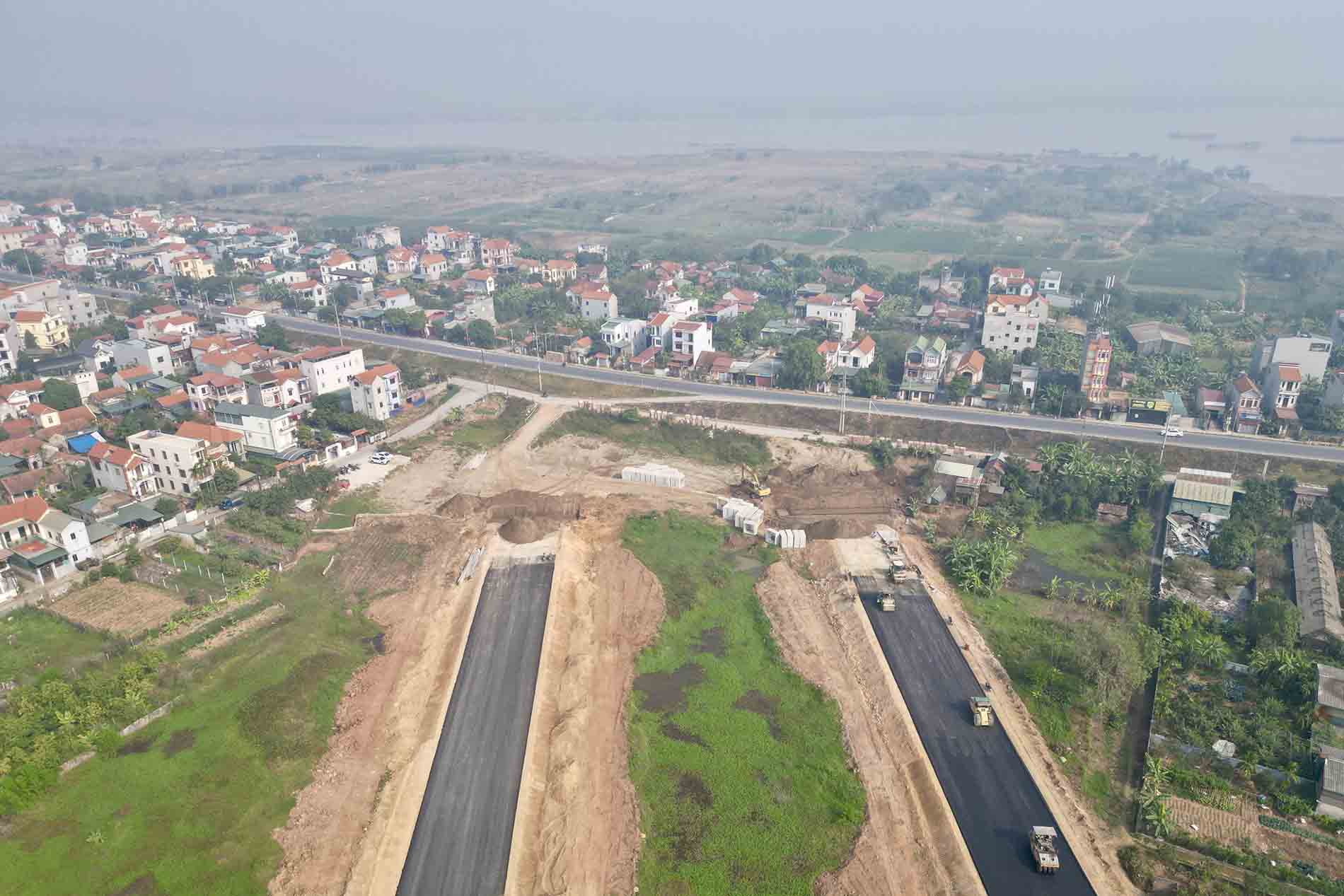 Proyecto de carretera paralela de la Franja de 4 tramos a traves de la comuna de Hong Ha (distrito de Dan Phong, Hanoi). Mas alla esta el rio Rojo, donde se construyo el Puente Rojo que conecta Danfou con Meiling. Imagen de la derecha
