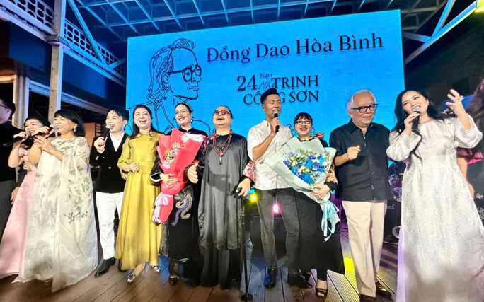 Los artistas de la isla oriental participaron en la noche de la musica en memoria del fallecido musico Trinh Cong Son. Foto de la coleccion