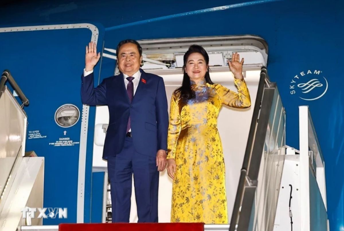 Politburo member and National Assembly Chairman Tran Thanh Man and his wife arrived in Yerevan, starting an official visit to the Republic of Armenia. Photo: VNA