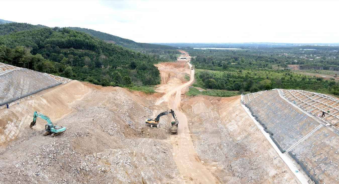 A section of the Khanh Hoa - Buon Ma Thuot expressway project seen from above. Photo: Bao Trung
