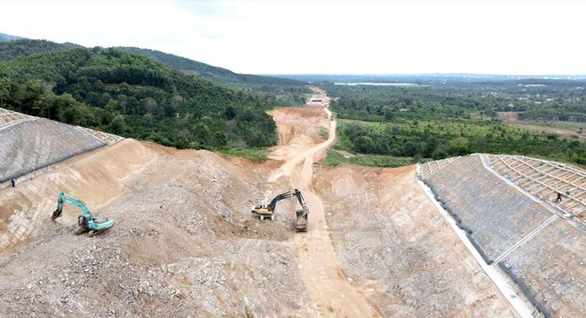 Đơn vị thi công cao tốc lấn đất người dân, chính quyền vào cuộc xem xét đền bù