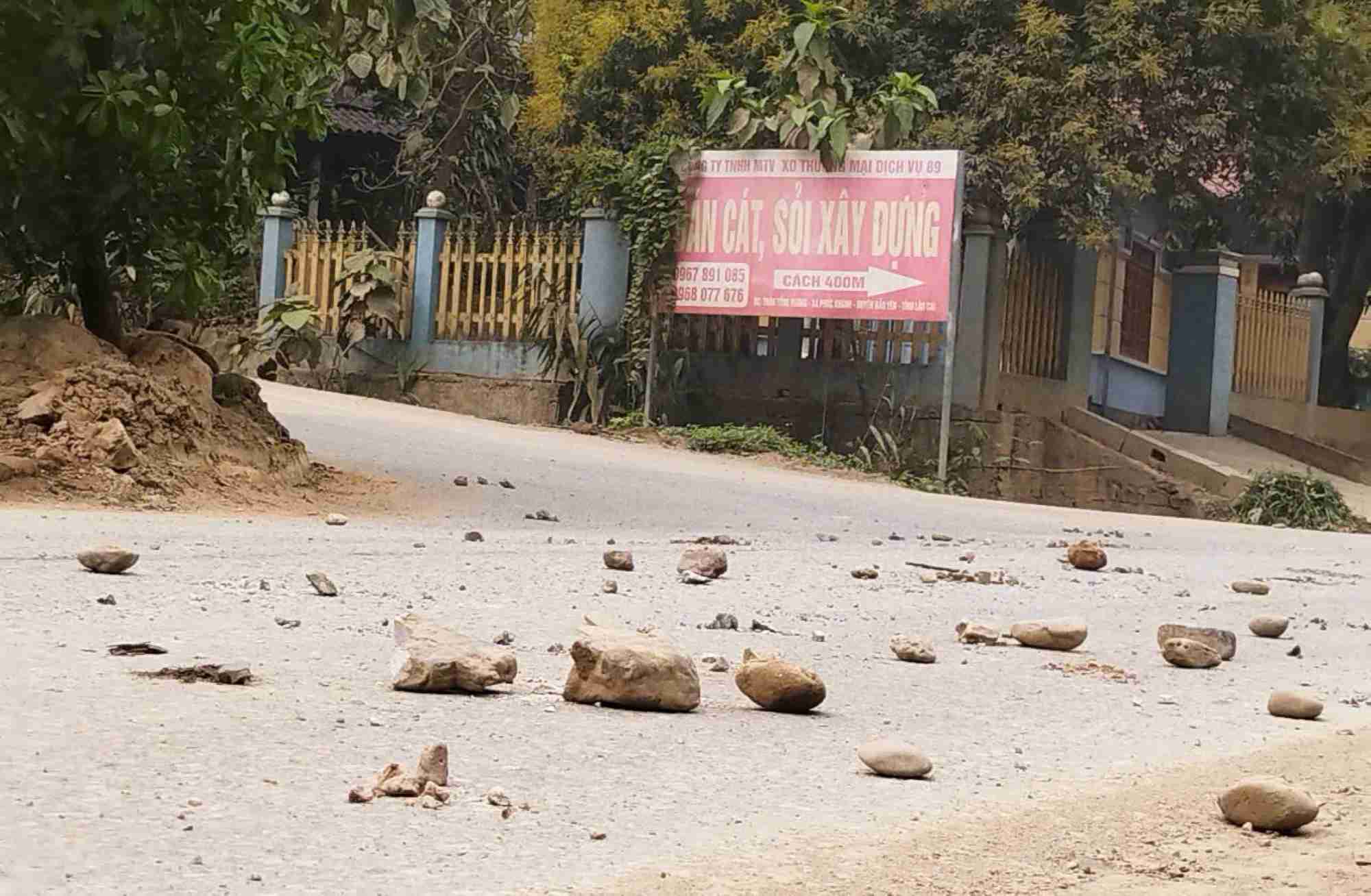 Rocks and gravel fell onto National Highway 70 after trucks came out of the sand mine. Photo: Dinh Dai