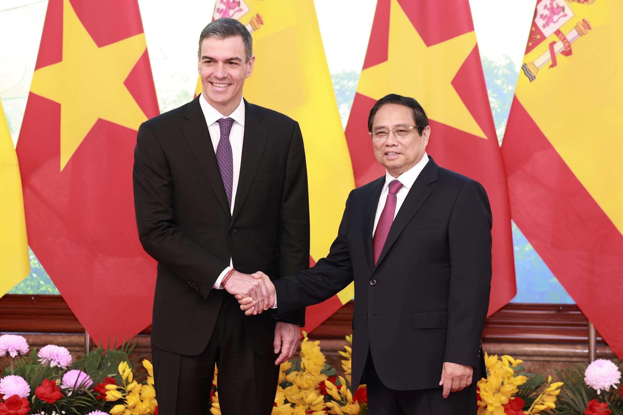 Politburo member, Prime Minister Pham Minh Chinh and Spanish Prime Minister Pedro Sanchez held talks on April 9. Photo: Hai Nguyen