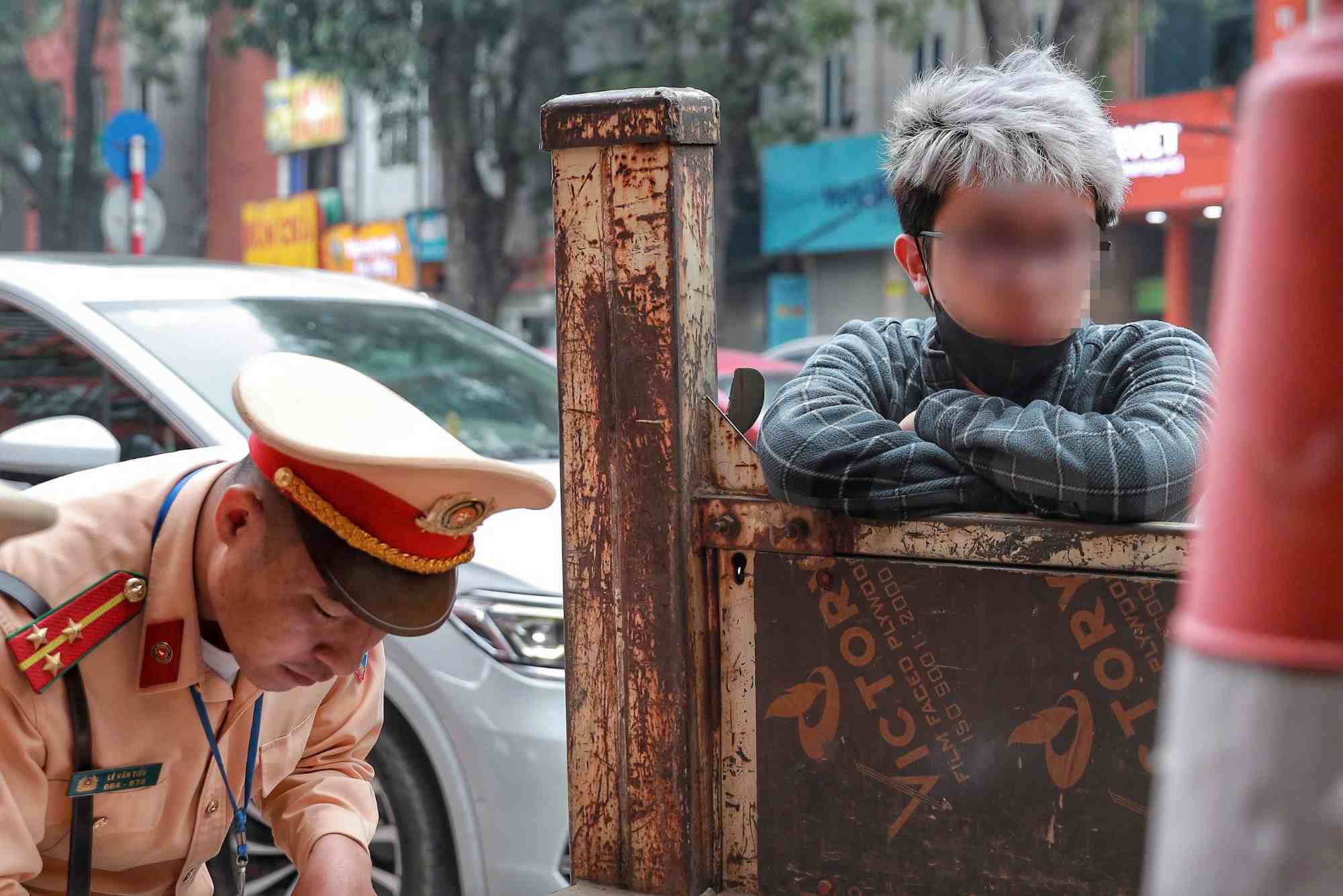 The traffic police force made a record of a traffic violation. Photo: Hanoi Police
