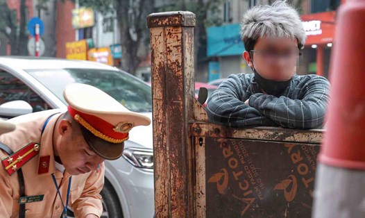 Lực lượng CSGT lập biên bản một trường hợp vi phạm giao thông. Ảnh: Công an Hà Nội
