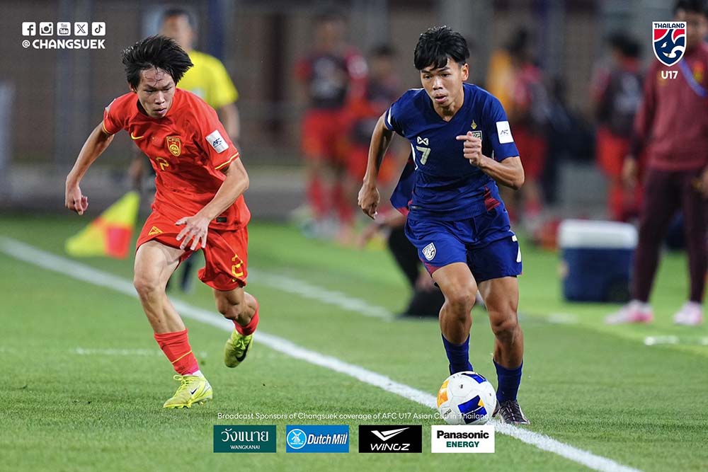 Thailand U17 (blue shirt) suffered its third consecutive defeat in the group stage of the 2025 U17 Asian Cup. Photo: Thai Federation of Labor