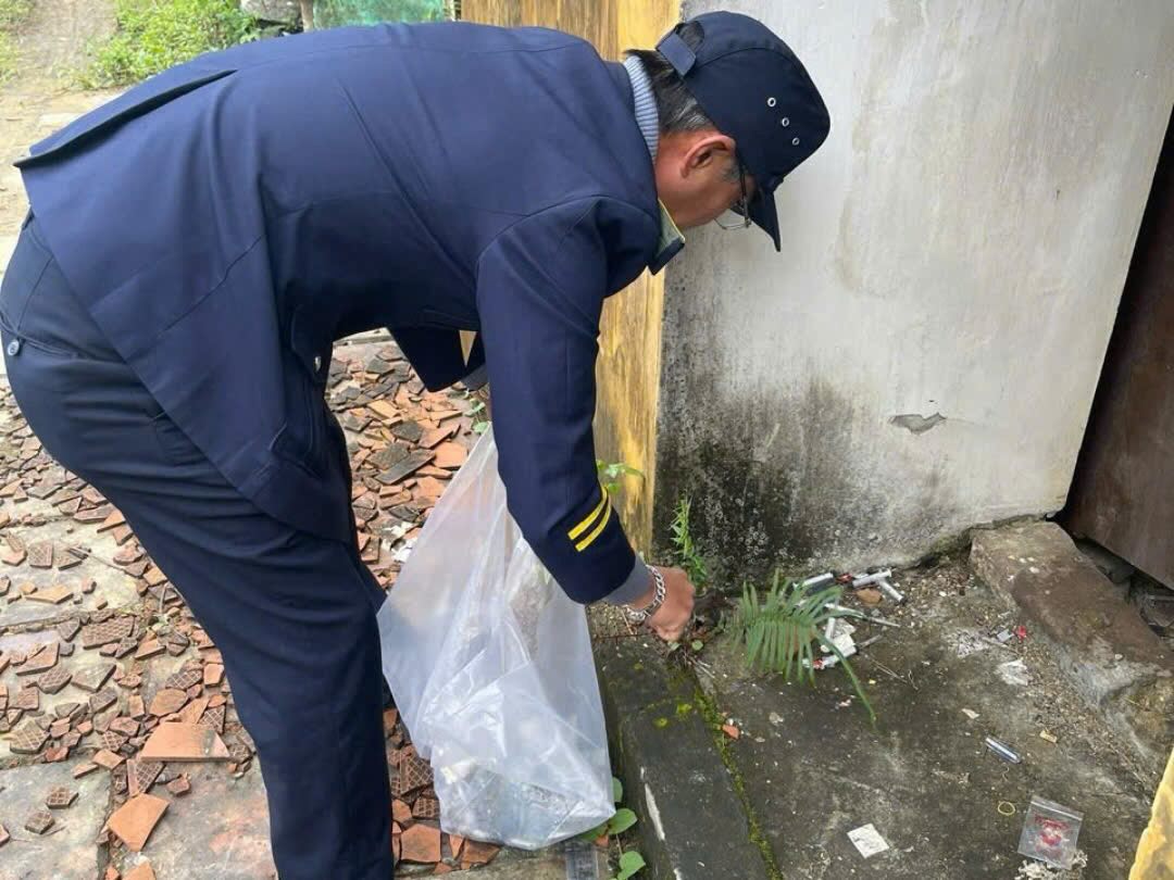 The force of the Hue Monuments Conservation Center collects syringes at the relic site after being reported by Lao Dong Newspaper. Photo: Cong Son.