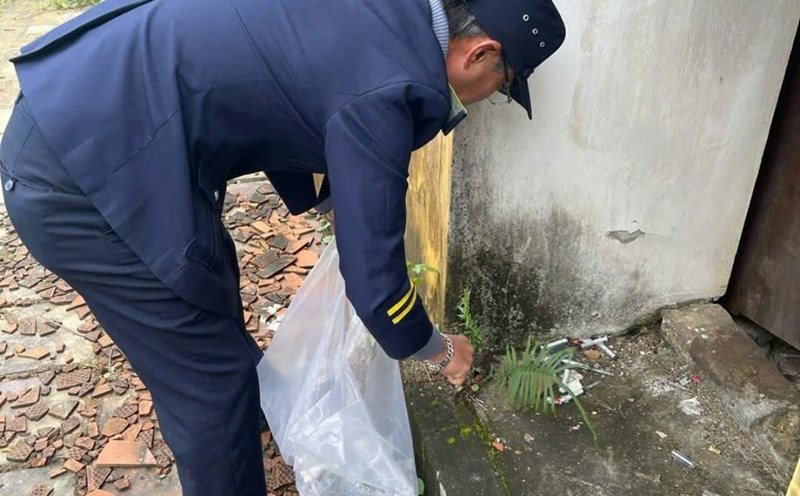 The force of the Hue Monuments Conservation Center collects syringes at the relic site after being reported by Lao Dong Newspaper. Photo: Cong Son.