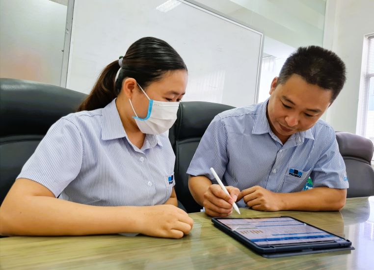 El Sr. Le Van Tien, el ingeniero de TI Panko Tam Thang Quang Nam tiene muchas aplicaciones de conversion digital, ayudando a las empresas a ahorrar miles de millones de dong. Foto: Le Diem