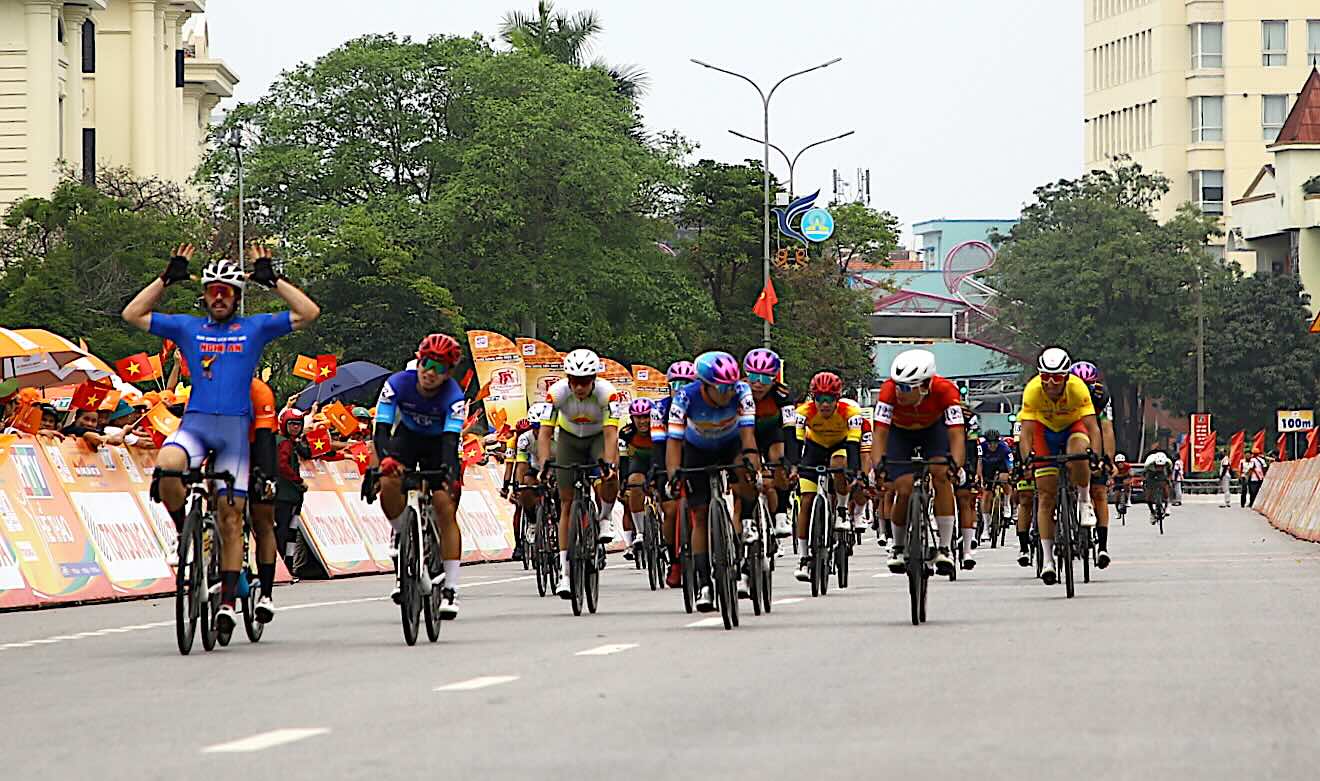 Cac van dong vien ve dich chang Vinh - Dong Hoi. Anh: Cong Sang