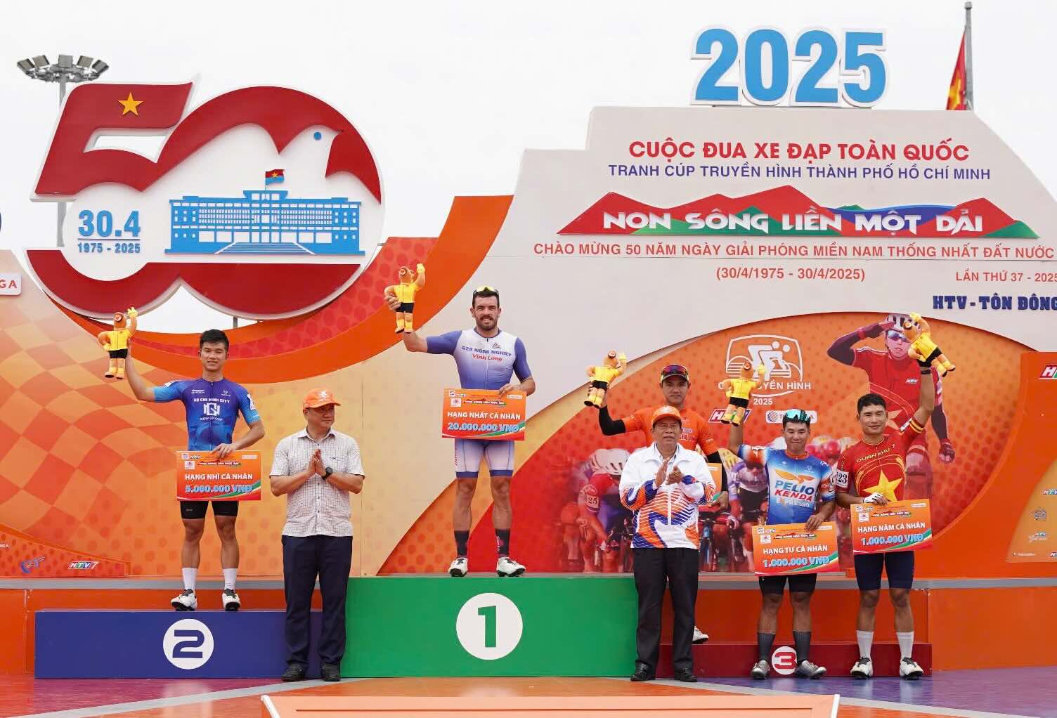 Athletes receive the Vinh to Dong Hoi race prize. Photo: Cong Sang