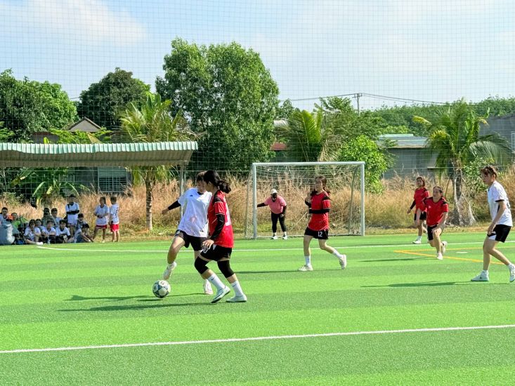 El futbol de los trabajadores de New Apparel Far Eastern Vietnam Ltd. fue muy animado. Imagen: Sindicato de la Base de Suministro