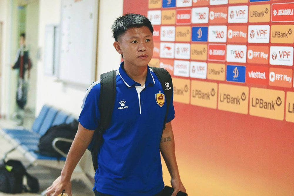 Center back Vu Tien Long of Quang Nam club had a broken ligament. Photo: Quang Nam Club