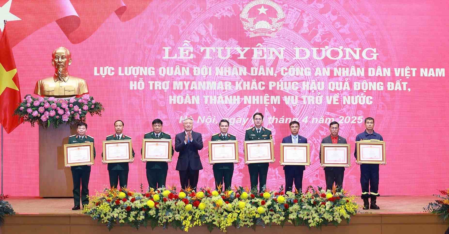 El director general de Vietjet, Ding Viet Phuong (segundo desde la derecha) recibio un diploma de reconocimiento. Imagen de Vietjet