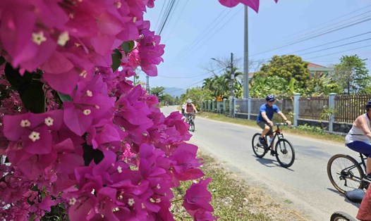 Khách du lịch trải nghiệm du lịch trải nghiệm khi đến với Khánh Hòa. Ảnh: Hữu Long